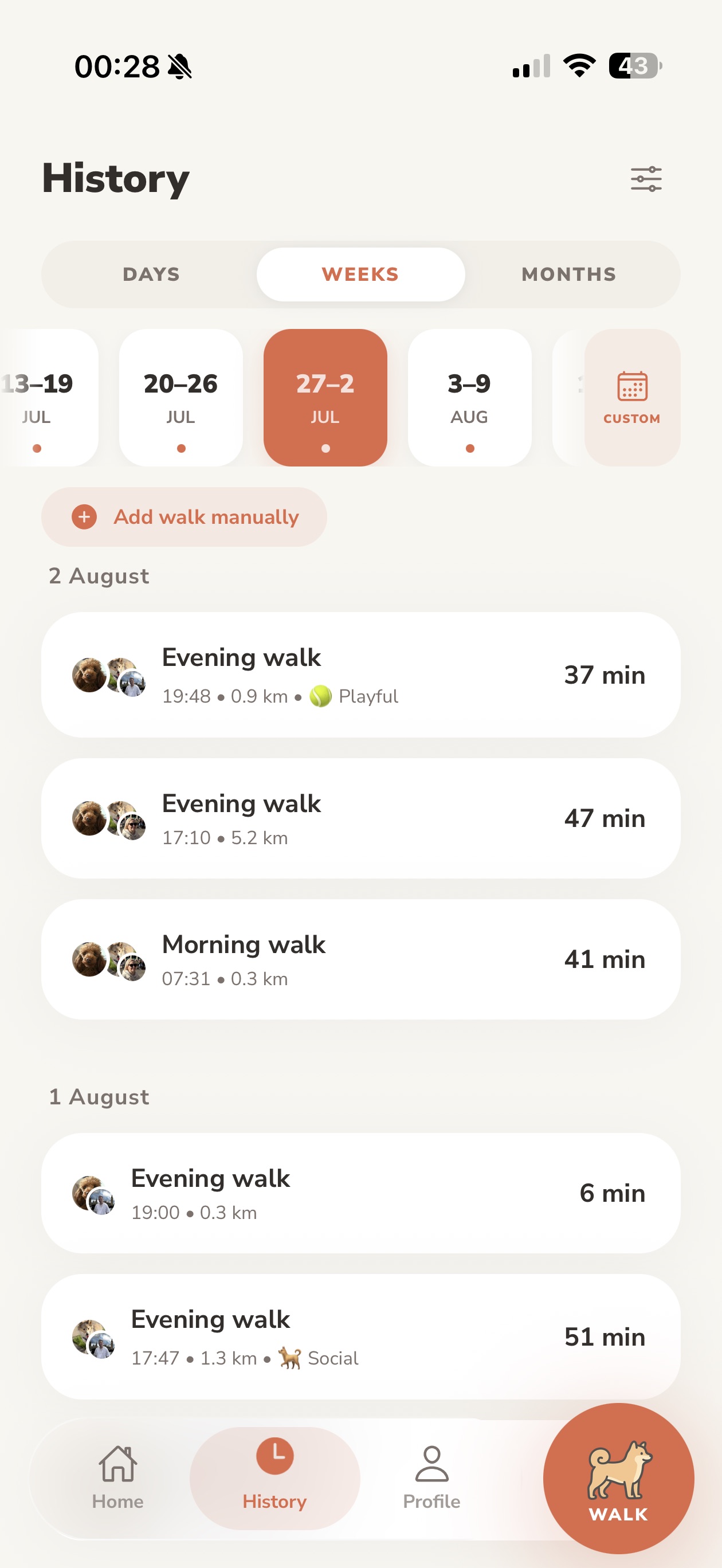 Lapka history showing recent walks with time, distance, duration, dogs, and walkers